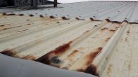 施工前，屋頂鐵皮鏽蝕嚴重。